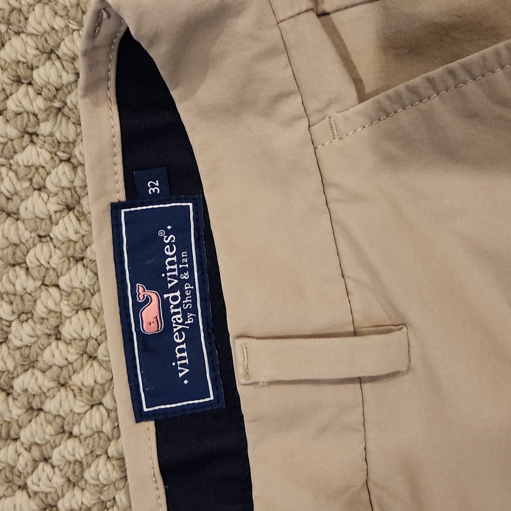 Vineyard Vines performance khaki shorts size 32 EUC - Picture 2 of 3